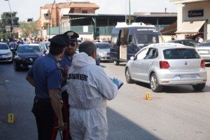 Rilievi delle forze dell'ordine sul luogo dell'agguato in cui e' stato ucciso Remigio Sciarra, 52 anni, Afragola (Napoli), 3 giugno 2017. L'uomo era bordo di un'auto con la moglie, una donna di 50 anni, colpita da un proiettile alla mano, il figlio di 11 anni ed un suo coetaneo, che sono rimasti illesi. ANSA/ CESARE ABBATE