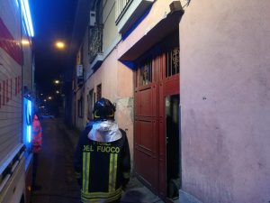 Aversa. Attimi di paura. Incendiato appartamento adibito a deposito. Tutte le foto