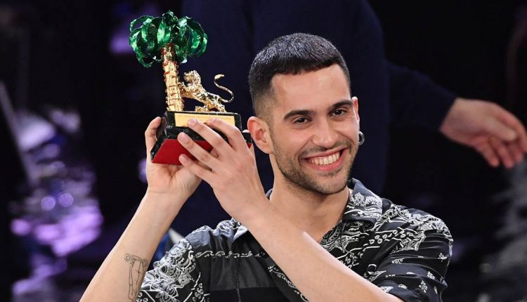 Alessandro Mahmood al Centro Commerciale Campania