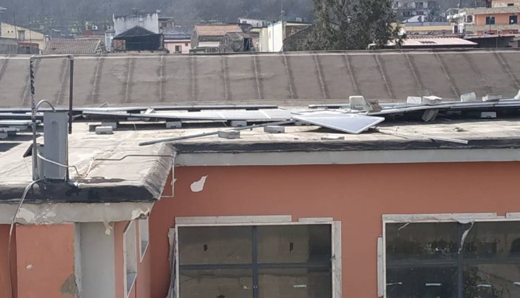 San Felice a Cancello, pannelli divelti dai tetti delle scuole: un disastro annunciato!