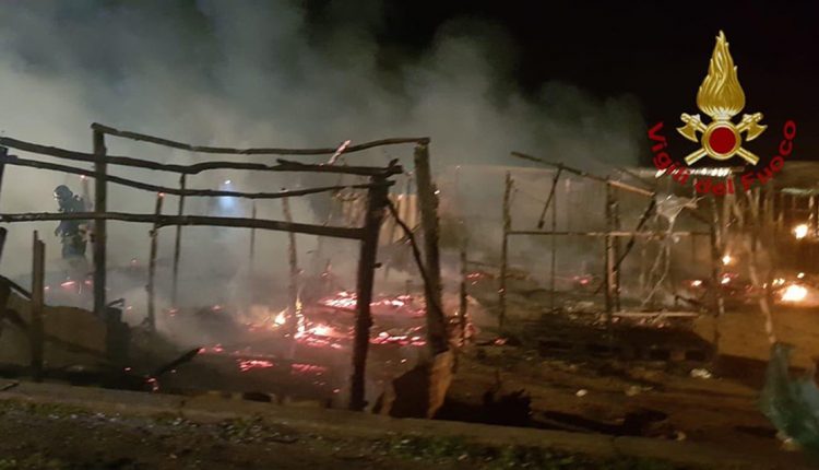 Gioia Tauro. Di nuovo in fiamme la baraccopoli di San Ferdinando. Vittima 1 migrante