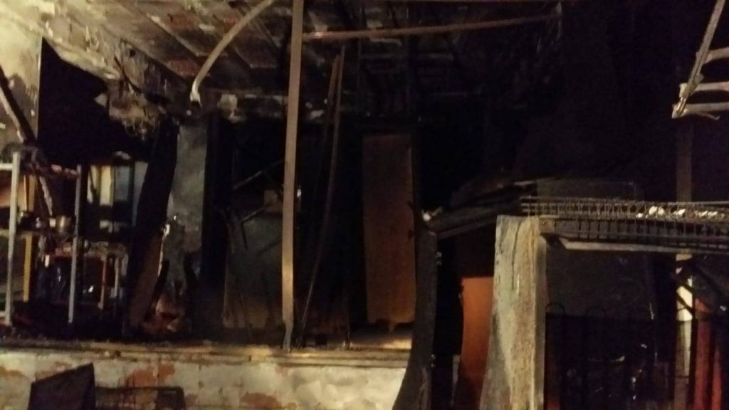 San Prisco. Nella notte si incendia mercatino dell'usato. Vigili del Fuoco messi a dura prova