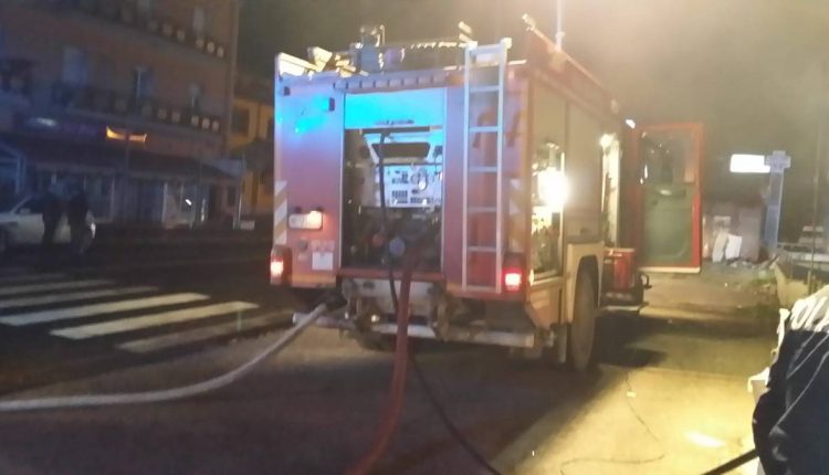 San Prisco. Nella notte si incendia mercatino dell'usato. Vigili del Fuoco messi a dura prova