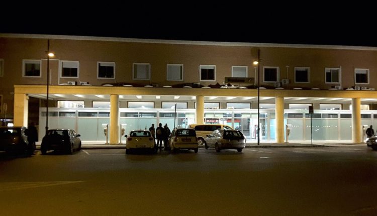 Alla stazione della Città della Reggia i bisogni sono a tempo. Dopo un certo orario devi arrangiarti. Ma la vergogna di chi è?