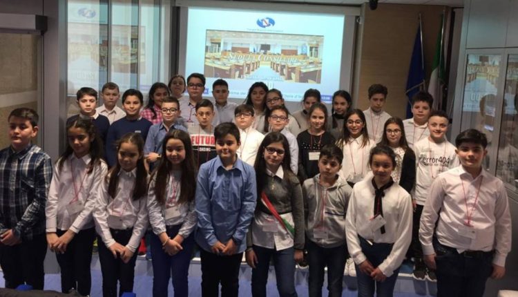 Gli alunni della scuola Incaldana di Mondragone in visita al consiglio regionale