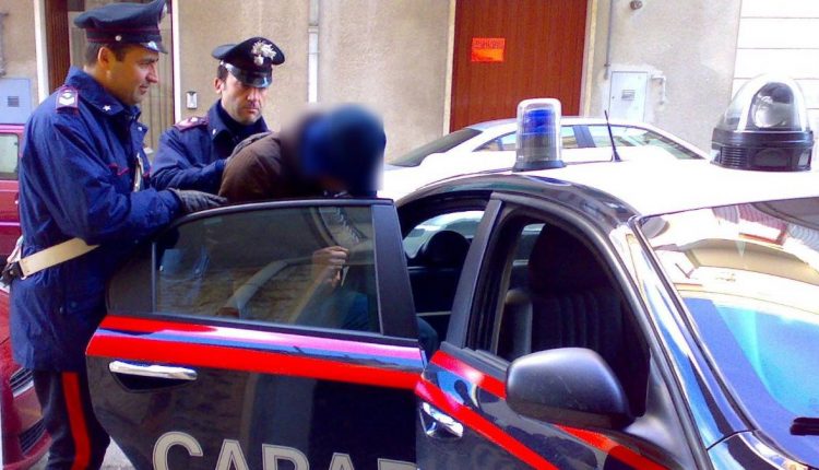 Rubavano ortaggi nei campi, arrestati due carabinieri