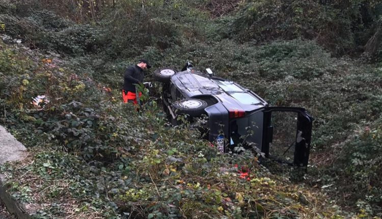 DONNA FINISCE FUORI STRADA E PRECIPITA IN UN CANALE
