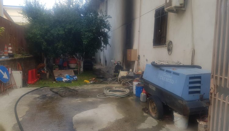 INCENDIO A SAN NICOLA LA STRADA | Donna tratta in salvo dai Vigili del Fuoco