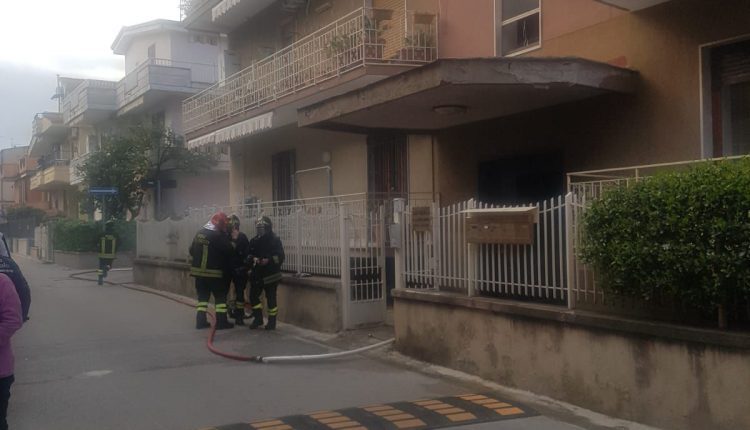 INCENDIO A SAN NICOLA LA STRADA | Donna tratta in salvo dai Vigili del Fuoco