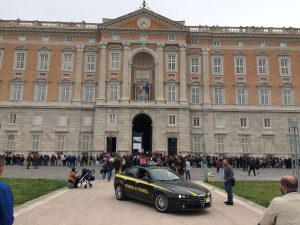 REGGIA DI CASERTA, ABUSIVISMO COMMERCIALE | Grossa operazione della Guardia di Finanza