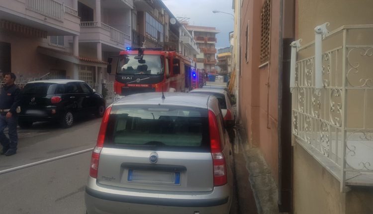 INCENDIO A SAN NICOLA LA STRADA | Donna tratta in salvo dai Vigili del Fuoco