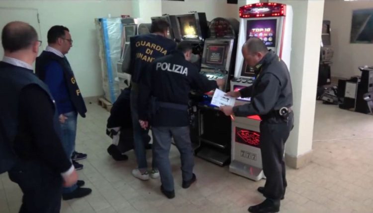 STRETTA AL CLAN BELFORTE | Sequestrate 127 slot machine di gestori affiliati