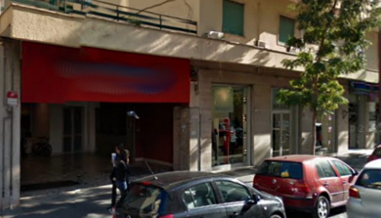 LUI, L'EX MOGLIE E IL NUOVO COMPAGNO | Botte da orbi in Via Battisti