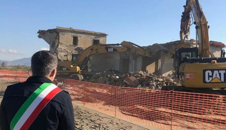 CASTEL VOLTURNO, VITTORIA DIMITRI RUSSO | Abbattute le villette abusive di Bagnara