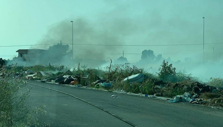 Pescopagano. Incendiata discarica di rifiuti in Viale don Salvatore Vitale |LE FOTO