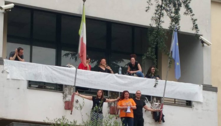 ORTA DI ATELLA | Minacciano di lanciarsi nel vuoto