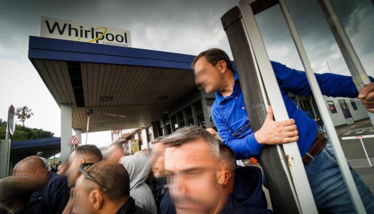 WHIRLPOOL | No ai licenziamenti di Napoli e Carinaro
