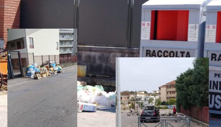 CASAGIOVE AFFOGA NEI RIFIUTI. Bambini giocano come nel quarto mondo