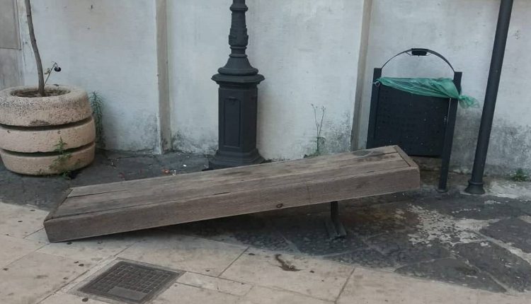 CASERTA. Panchina distrutta in Largo San Sebastiano