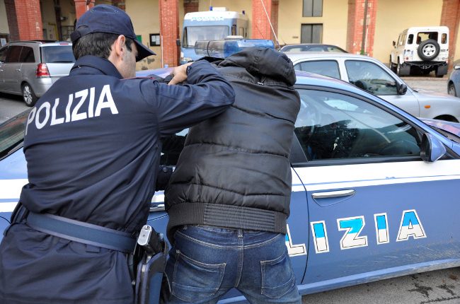 PROVA AD INVESTIRE GLI AGENTI DELLA POLIZIA DURANTE LA FUGA. Arrestato albanese ricercato dal 2017