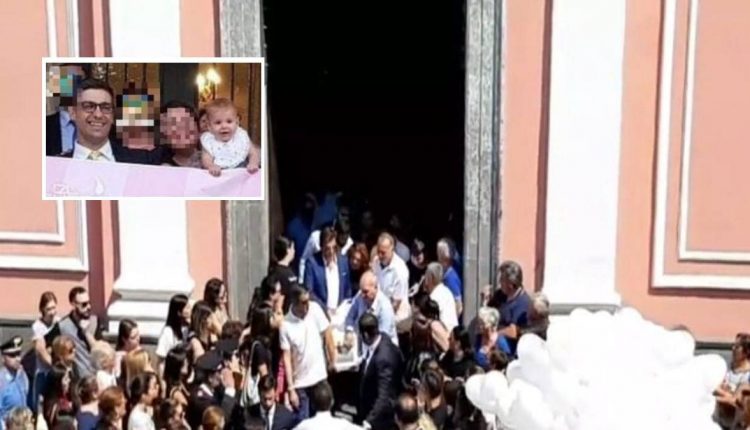Dolore e disperazione ai funerali della piccola Ginevra, lo strazio della madre e del nonno