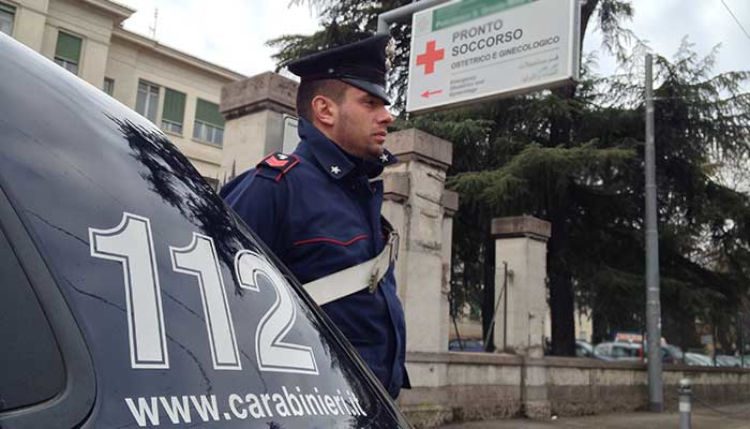 Irruzione dei Carabinieri, trovano il corpicino del neonato morto in una valigia