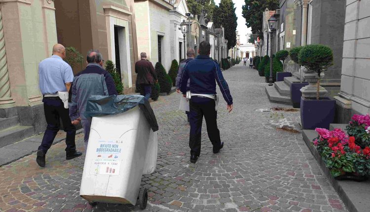 Blitz della Polizia locale al cimitero. Emessi 15mila euro di verbali e una denuncia per sostituzione di persona