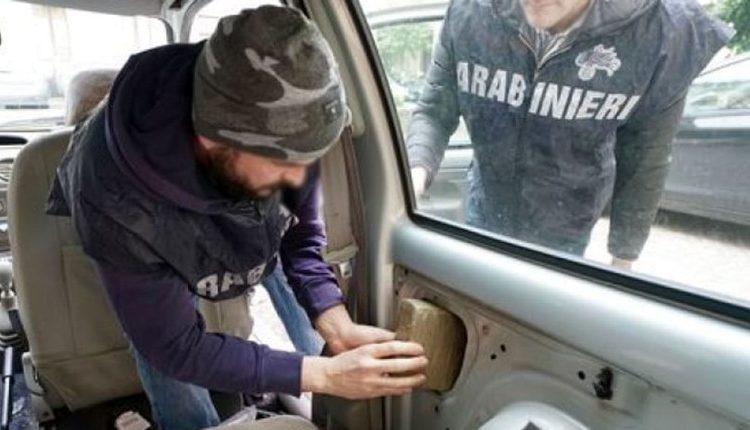 Capua. Beccato con 1 milione di euro in cocaina nascosti in auto
