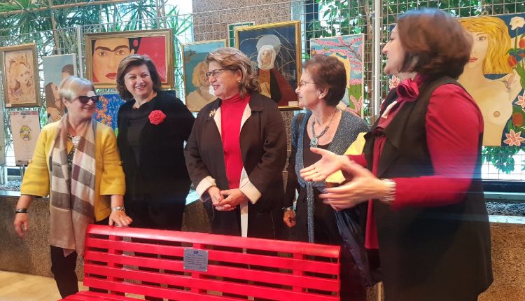 Giornata Internazionale contro violenza donne: installata panchina rossa in Consiglio regionale