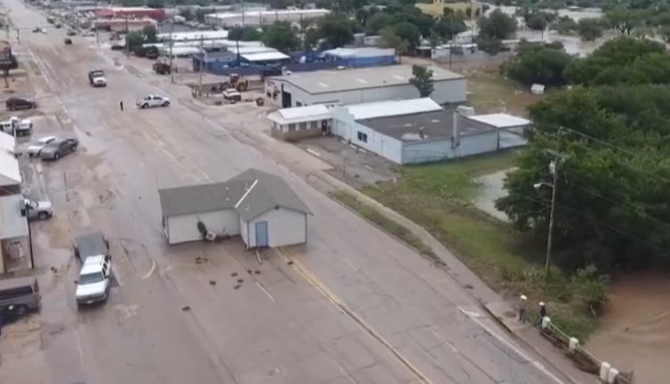 Vista aerea dell'alluvione in Texas: case travolte e strade sommerse