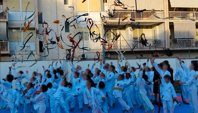 Il tradizionale lancio delle cinture ormai superate celebra il passaggio a un nuovo grado, simbolo di crescita, impegno e nuovi traguardi